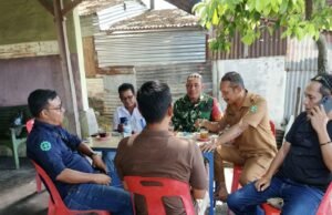 Jalin Keakraban Lewat Komsos, Babinsa dan Keuchik Kuta Barat Sapa Warga di Warung Kopi