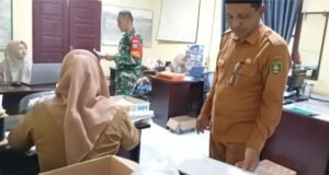 Babinsa Aneuk Laot Ikut Pendataan Warga Kurang Mampu, Pastikan Bantuan Rehab Rumah Tepat Sasaran