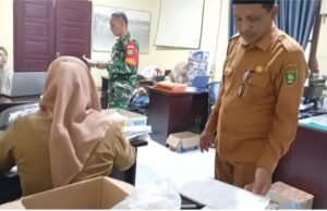Babinsa Aneuk Laot Ikut Pendataan Warga Kurang Mampu, Pastikan Bantuan Rehab Rumah Tepat Sasaran