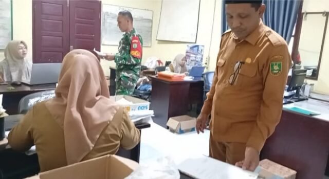 Babinsa Aneuk Laot Ikut Pendataan Warga Kurang Mampu, Pastikan Bantuan Rehab Rumah Tepat Sasaran