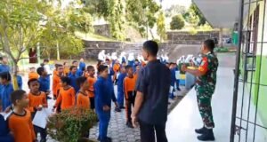 Tanamkan Nilai Agama, Babinsa Keuneukai Mengajak Siswa SDN 26 Menghafal Shalawat