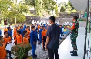 Tanamkan Nilai Agama, Babinsa Keuneukai Mengajak Siswa SDN 26 Menghafal Shalawat