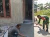 Gotong Royong Plester Rumah, Babinsa Kuta Barat Wujudkan Manunggalnya TNI dengan Rakyat
