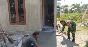Gotong Royong Plester Rumah, Babinsa Kuta Barat Wujudkan Manunggalnya TNI dengan Rakyat