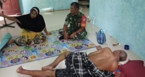 Wujud Kepedulian, Babinsa Paya Seunara Jenguk Warga Sakit, Sampaikan Dukungan dan Doa Kesembuhan