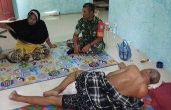 Wujud Kepedulian, Babinsa Paya Seunara Jenguk Warga Sakit, Sampaikan Dukungan dan Doa Kesembuhan