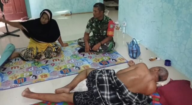 Wujud Kepedulian, Babinsa Paya Seunara Jenguk Warga Sakit, Sampaikan Dukungan dan Doa Kesembuhan