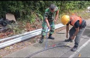Babinsa Cot Abeuk Bantu Pemasangan Tiang Trafo, Dukung Kelancaran Kebutuhan Listrik Warga