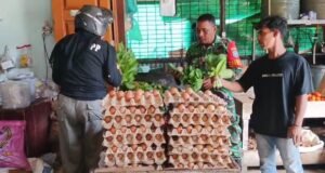Sambil Silaturahmi, Babinsa Kuta Barat Pantau Perkembangan Harga Sembako