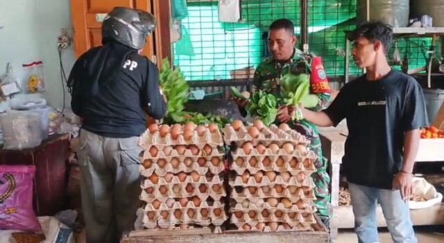 Sambil Silaturahmi, Babinsa Kuta Barat Pantau Perkembangan Harga Sembako