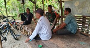 Laksanakan Komsos, Babinsa Jaboi Dengarkan Kendala Warga dalam Bertani di Musim Kemarau.