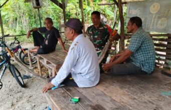Laksanakan Komsos, Babinsa Jaboi Dengarkan Kendala Warga dalam Bertani di Musim Kemarau.