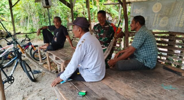 Laksanakan Komsos, Babinsa Jaboi Dengarkan Kendala Warga dalam Bertani di Musim Kemarau.