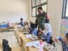 Wujud Dukungan Program Pemerintah, Babinsa Ujong Kareung Pantau Langsung Penyaluran Makanan Bergizi di Sekolah