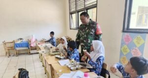 Wujud Dukungan Program Pemerintah, Babinsa Ujong Kareung Pantau Langsung Penyaluran Makanan Bergizi di Sekolah