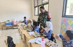 Wujud Dukungan Program Pemerintah, Babinsa Ujong Kareung Pantau Langsung Penyaluran Makanan Bergizi di Sekolah