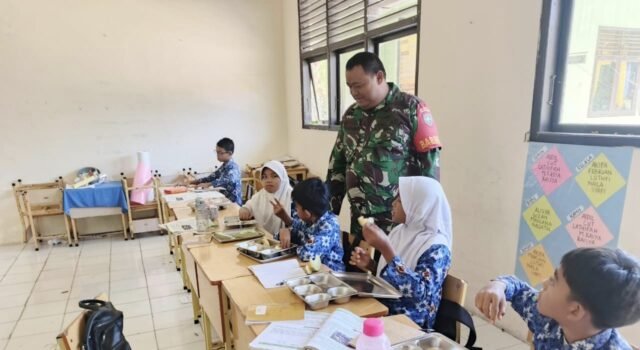 Wujud Dukungan Program Pemerintah, Babinsa Ujong Kareung Pantau Langsung Penyaluran Makanan Bergizi di Sekolah