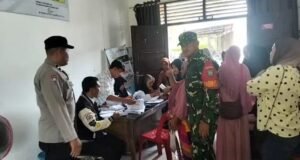 Pendampingi Penyaluran Bantuan Listrik dan Gas, Babinsa dan Bhabinkamtibmas Pastikan Kegiatan Tertib dan Tepat Sasaran