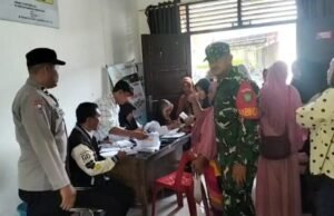 Pendampingi Penyaluran Bantuan Listrik dan Gas, Babinsa dan Bhabinkamtibmas Pastikan Kegiatan Tertib dan Tepat Sasaran