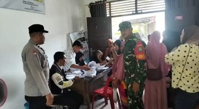 Pendampingi Penyaluran Bantuan Listrik dan Gas, Babinsa dan Bhabinkamtibmas Pastikan Kegiatan Tertib dan Tepat Sasaran