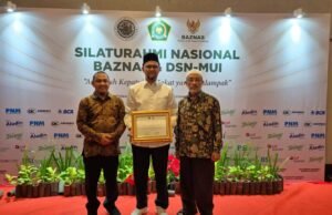 Ketua DPS PT Bank Aceh Syariah Raih Anugerah Kepatuhan Zakat