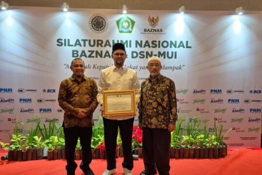 Ketua DPS PT Bank Aceh Syariah Raih Anugerah Kepatuhan Zakat