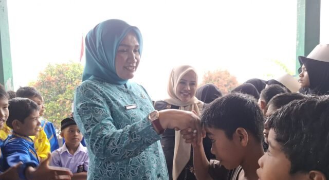 Berkunjung ke SD Negeri 7 Simeulue Barat, Kak Na Ajak Siswa Gemar Makan Ikan