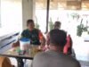 Komsos Bersama Warga, Babinsa Keuneukai Ajak Warga Jaga Kerukunan dan Keamanan Lingkungan