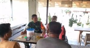Komsos Bersama Warga, Babinsa Keuneukai Ajak Warga Jaga Kerukunan dan Keamanan Lingkungan