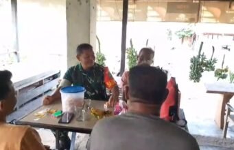 Komsos Bersama Warga, Babinsa Keuneukai Ajak Warga Jaga Kerukunan dan Keamanan Lingkungan