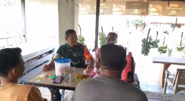 Komsos Bersama Warga, Babinsa Keuneukai Ajak Warga Jaga Kerukunan dan Keamanan Lingkungan