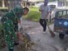Wujudkan Lingkungan Nyaman, Babinsa dan Warga Ie Meulee Bersihkan Badan Jalan