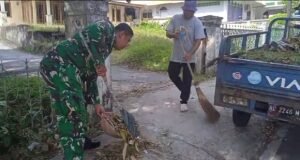 Wujudkan Lingkungan Nyaman, Babinsa dan Warga Ie Meulee Bersihkan Badan Jalan
