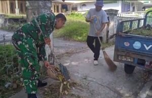 Wujudkan Lingkungan Nyaman, Babinsa dan Warga Ie Meulee Bersihkan Badan Jalan