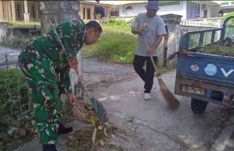 Wujudkan Lingkungan Nyaman, Babinsa dan Warga Ie Meulee Bersihkan Badan Jalan