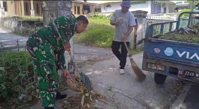 Wujudkan Lingkungan Nyaman, Babinsa dan Warga Ie Meulee Bersihkan Badan Jalan