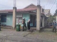 Sinergi TNI dan Akademisi, Babinsa Kuta Ateuh Bersama Mahasiswa UIN Ar-Raniry Bergotong Royong