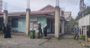 Sinergi TNI dan Akademisi, Babinsa Kuta Ateuh Bersama Mahasiswa UIN Ar-Raniry Bergotong Royong