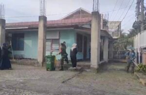 Sinergi TNI dan Akademisi, Babinsa Kuta Ateuh Bersama Mahasiswa UIN Ar-Raniry Bergotong Royong