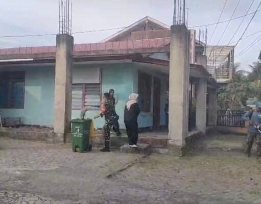 Sinergi TNI dan Akademisi, Babinsa Kuta Ateuh Bersama Mahasiswa UIN Ar-Raniry Bergotong Royong
