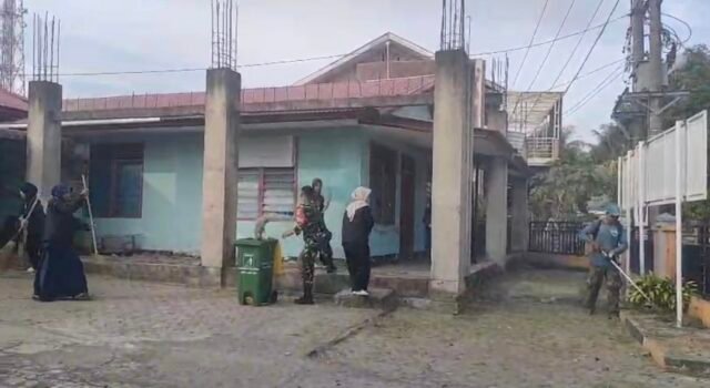 Sinergi TNI dan Akademisi, Babinsa Kuta Ateuh Bersama Mahasiswa UIN Ar-Raniry Bergotong Royong