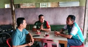 Jalin Keakraban Lewat Komsos, Babinsa Kuta Barat Sapa Warga di Warung Kopi