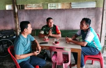 Jalin Keakraban Lewat Komsos, Babinsa Kuta Barat Sapa Warga di Warung Kopi