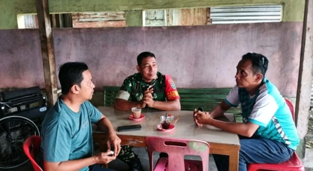 Jalin Keakraban Lewat Komsos, Babinsa Kuta Barat Sapa Warga di Warung Kopi