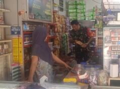 Pastikan Harga Stabil, Babinsa Ie Meulee Cek Langsung Kebutuhan Pokok Warga