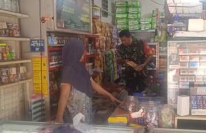 Pastikan Harga Stabil, Babinsa Ie Meulee Cek Langsung Kebutuhan Pokok Warga