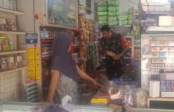 Pastikan Harga Stabil, Babinsa Ie Meulee Cek Langsung Kebutuhan Pokok Warga
