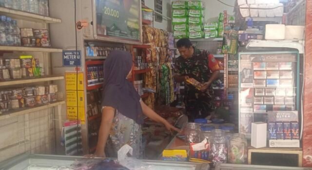Pastikan Harga Stabil, Babinsa Ie Meulee Cek Langsung Kebutuhan Pokok Warga