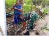 Wujud Kepedulian, Babinsa Keuneukai Bantu Warga Perbaiki Pagar