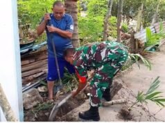 Wujud Kepedulian, Babinsa Keuneukai Bantu Warga Perbaiki Pagar